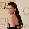 Anne Hathaway (43) pokazala trbu&scaron;&ccaron;i&cacute;! Sti&zcaron;e tre&cacute;a beba