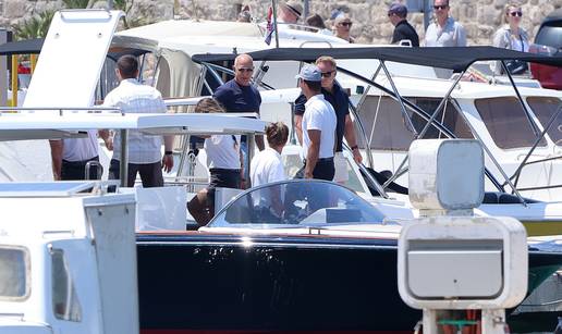 FOTO Jeffe, a gdje ti je Lauren? Milijarder se ukrcao na svoju jahtu u Cavtatu bez supruge