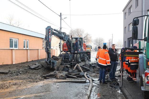 Zagreb: Radovi u Žajinoj gdje je puknula vodovodna cijev i poplavila ulicu