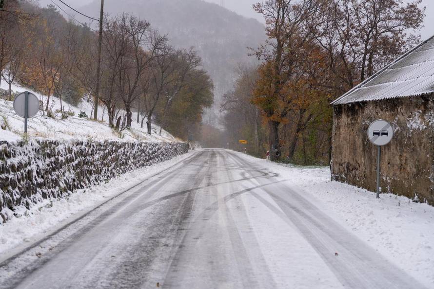 Vratnik: Bura i snijeg na cesti između Vratnik i Senja, cesta otvorena samo za osobna vozila