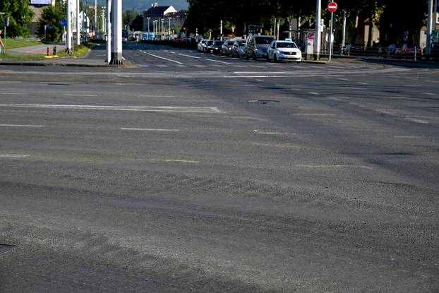 Zagreb: Oštećenja na kolniku nakon prolaska oklopnih vozila tijekom vojnog mimohoda