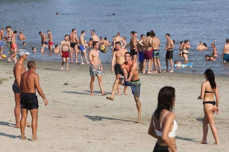 Ma koje Zrće: 'Copacabana' u Osijeku krcata je seksepilom