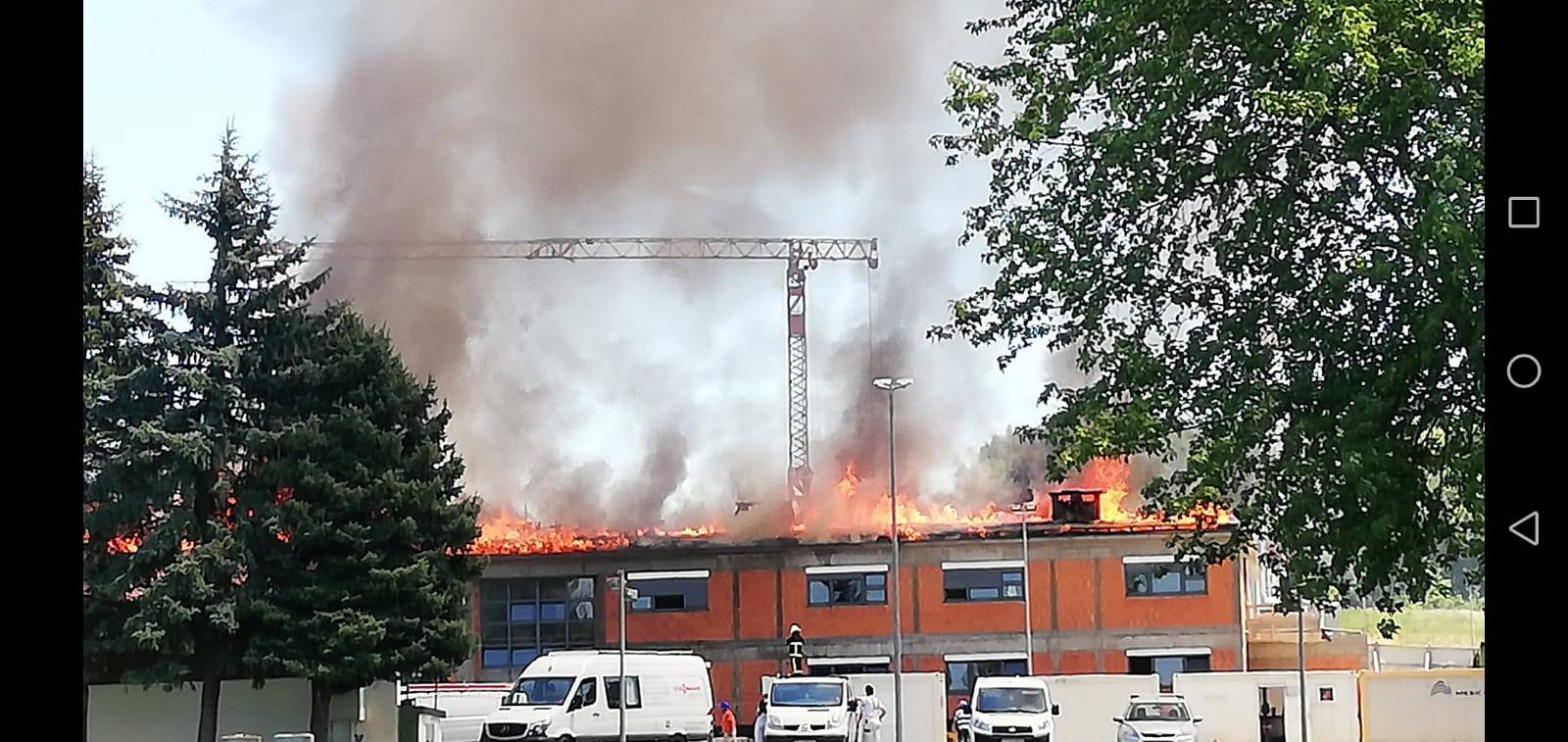 Vatrogasci ugasili požar: Gorio je krov nove zgrade u vojarni