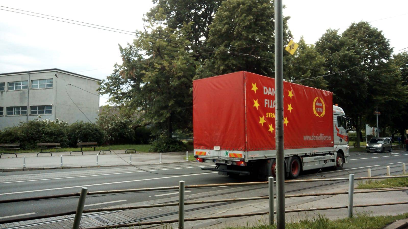 Stali tramvaji u Savskoj cesti: Kamion potrgao naponske žice