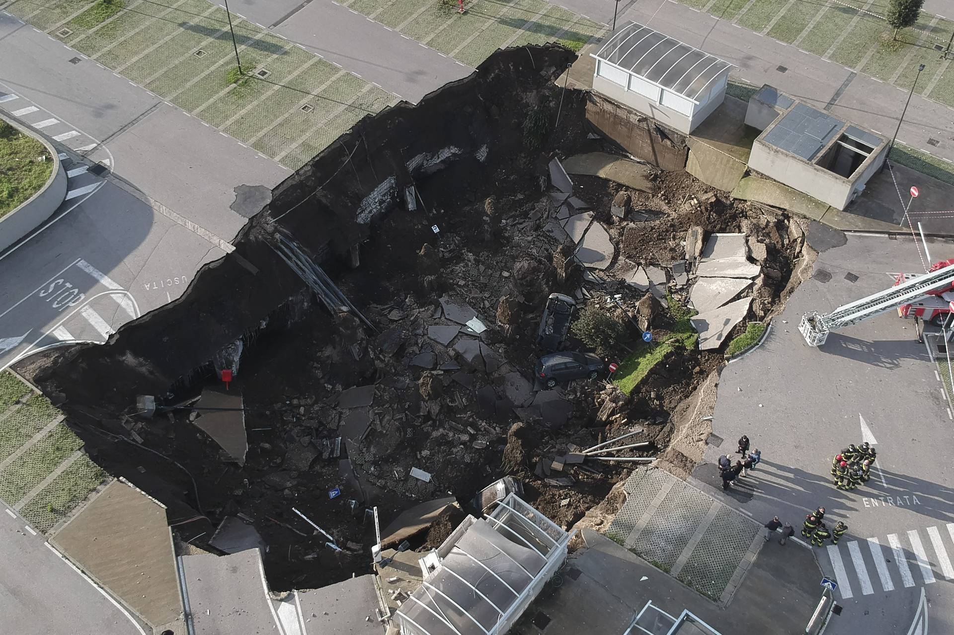 Naples, a huge chasm this morning in the parking area of the Ospedale del Mare in Ponticelli, the Covid residence was evacuated.