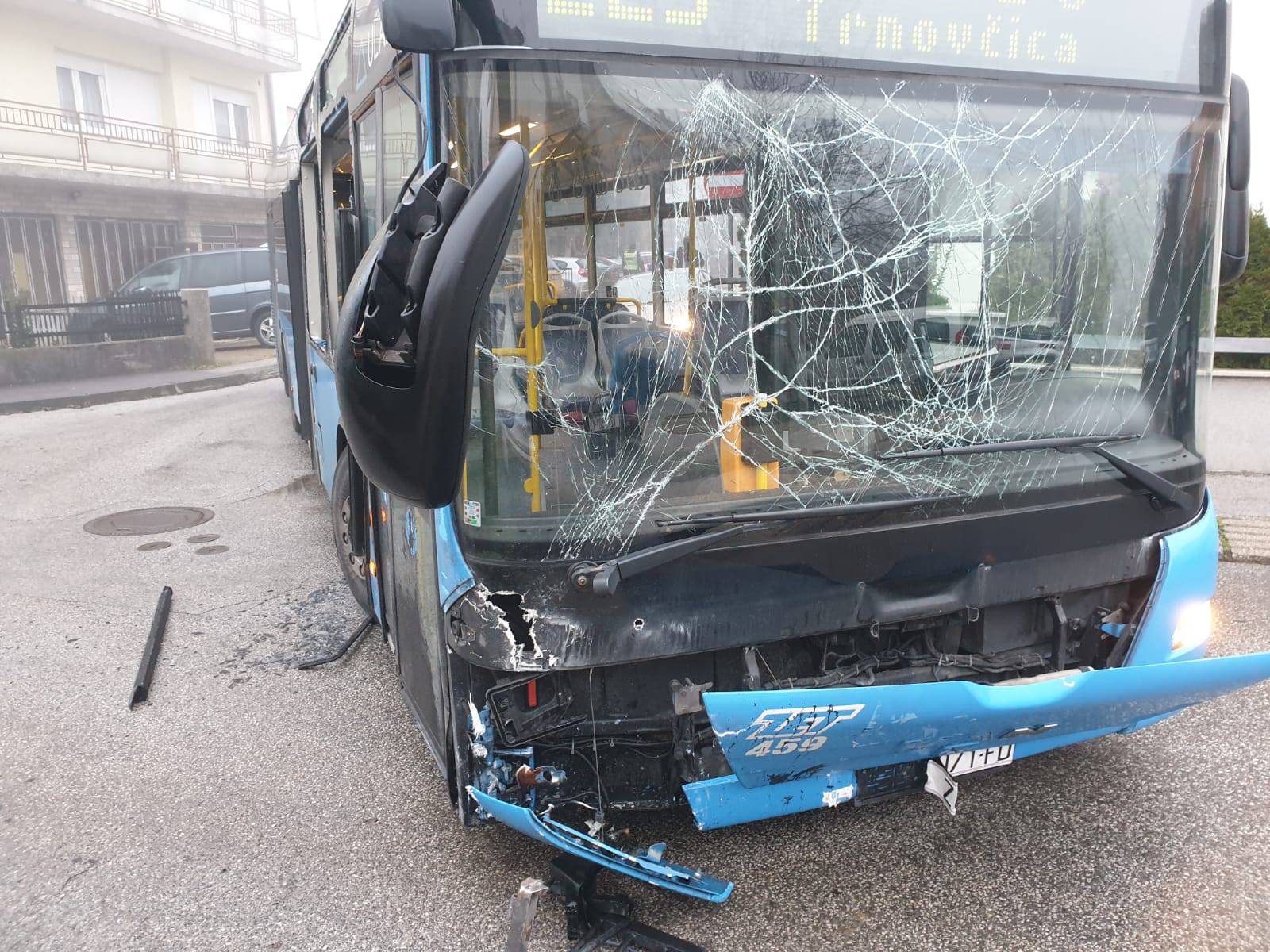 Autobus probio ogradu i udario u auto: Otkazao mu je volan?!