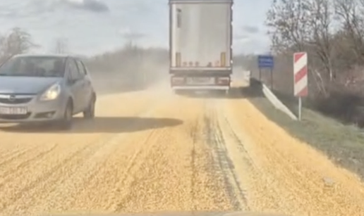 VIDEO Kaos kod Slatine: Oko šest tona kukuruza ispalo iz traktorske prikolice