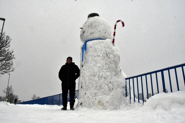 FOTO Slavonski Brod dobio ogromnog snjegovića: Visok je gotovo tri i pol metra