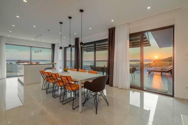 FOTO Ogromna parcela, privatni wellness i čudo od pogleda: Vila u Podstrani čeka novog vlasnika