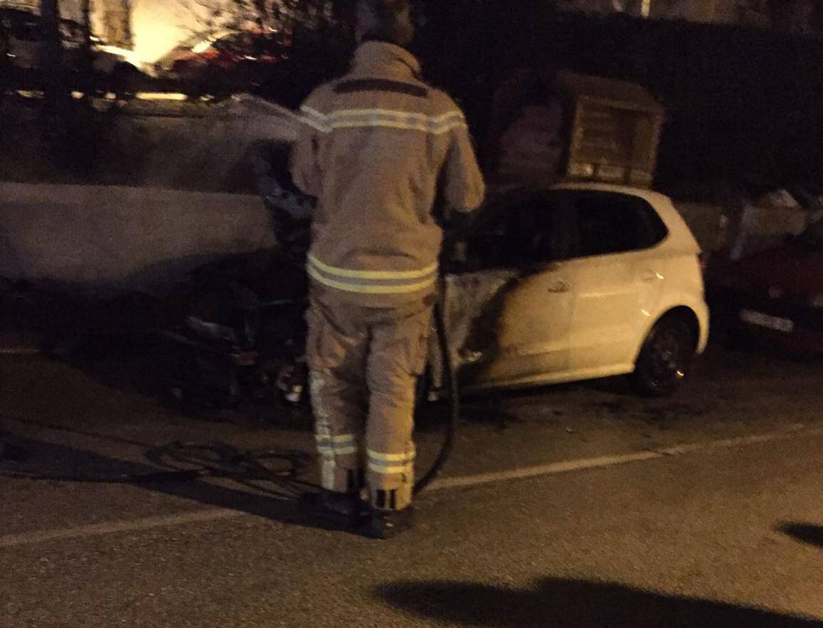 Požar u Splitu: S kontejnera se proširio na aute na parkiralištu