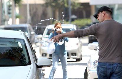 Bruce Willis se bocom vode obračunava s paparazzima