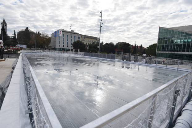 Šibenik: Zapo?eo proces zale?ivanja plohe klizališta