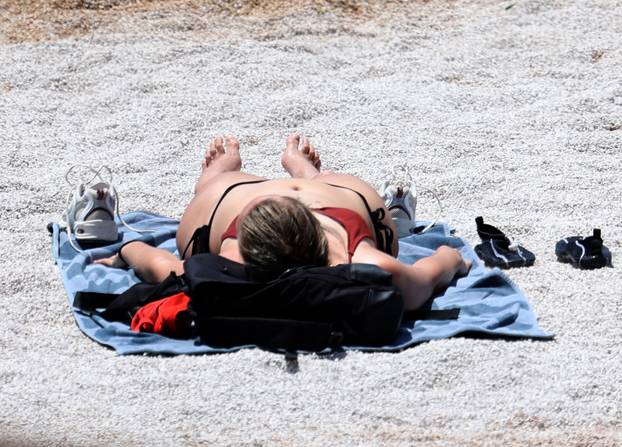 Na šibenskoj plaži Banj nekoliko osoba se sun?a