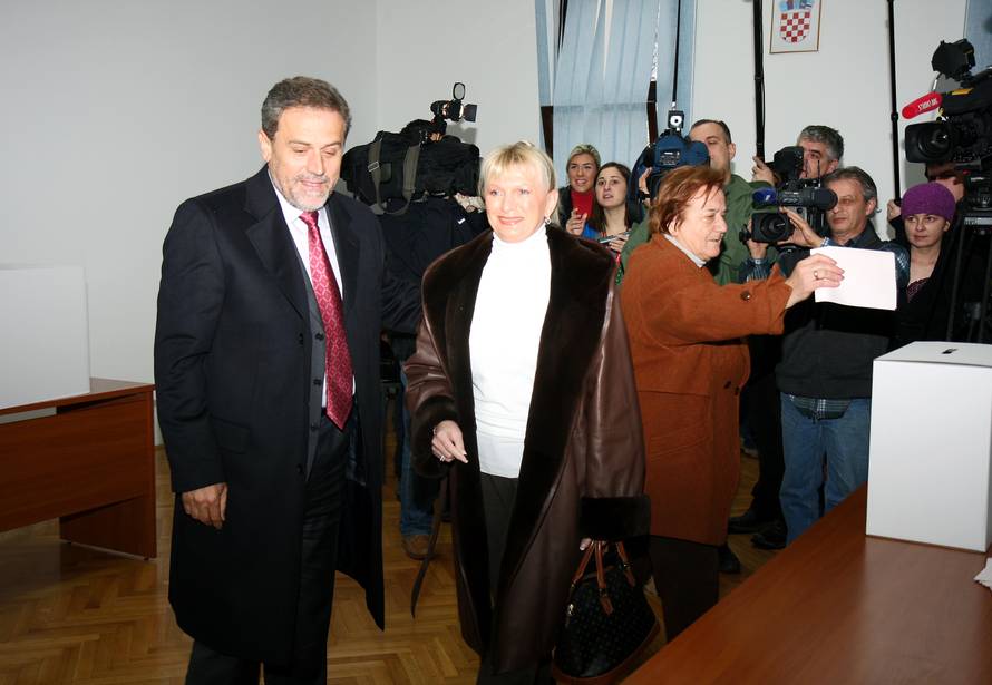 U pratnji pomoćnika: Supruga Vesna posjetila Milana u bolnici