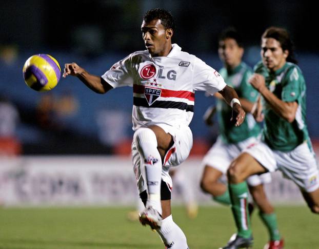 FILE PHOTO: Sao Paulo FC's Richarlyson takes control of ball as he lines up to kick goal against Audax Italiano in Copa Libertadores soccer match in Sao Paulo