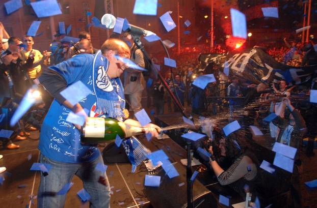 ARHIVA - Nogometaši Dinama na Trgu bana Jelačića s navijačima proslavili naslov prvaka Hrvatske, 19.05.2007.