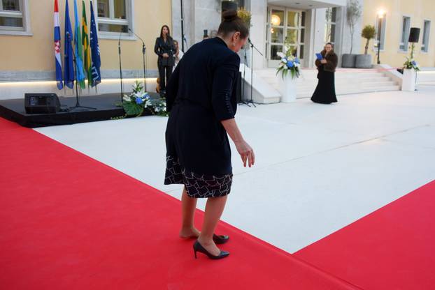 Ministrici Ireni Hrstić nešto je zasmetalo u cipeli na otvorenju hotela