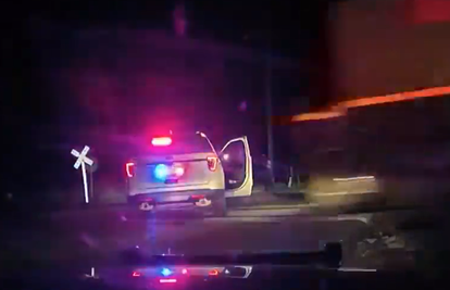 Zastrašujuća snimka: Vlak se zabio u policijski auto u kojem je bila žena u lisicama. Vikala je