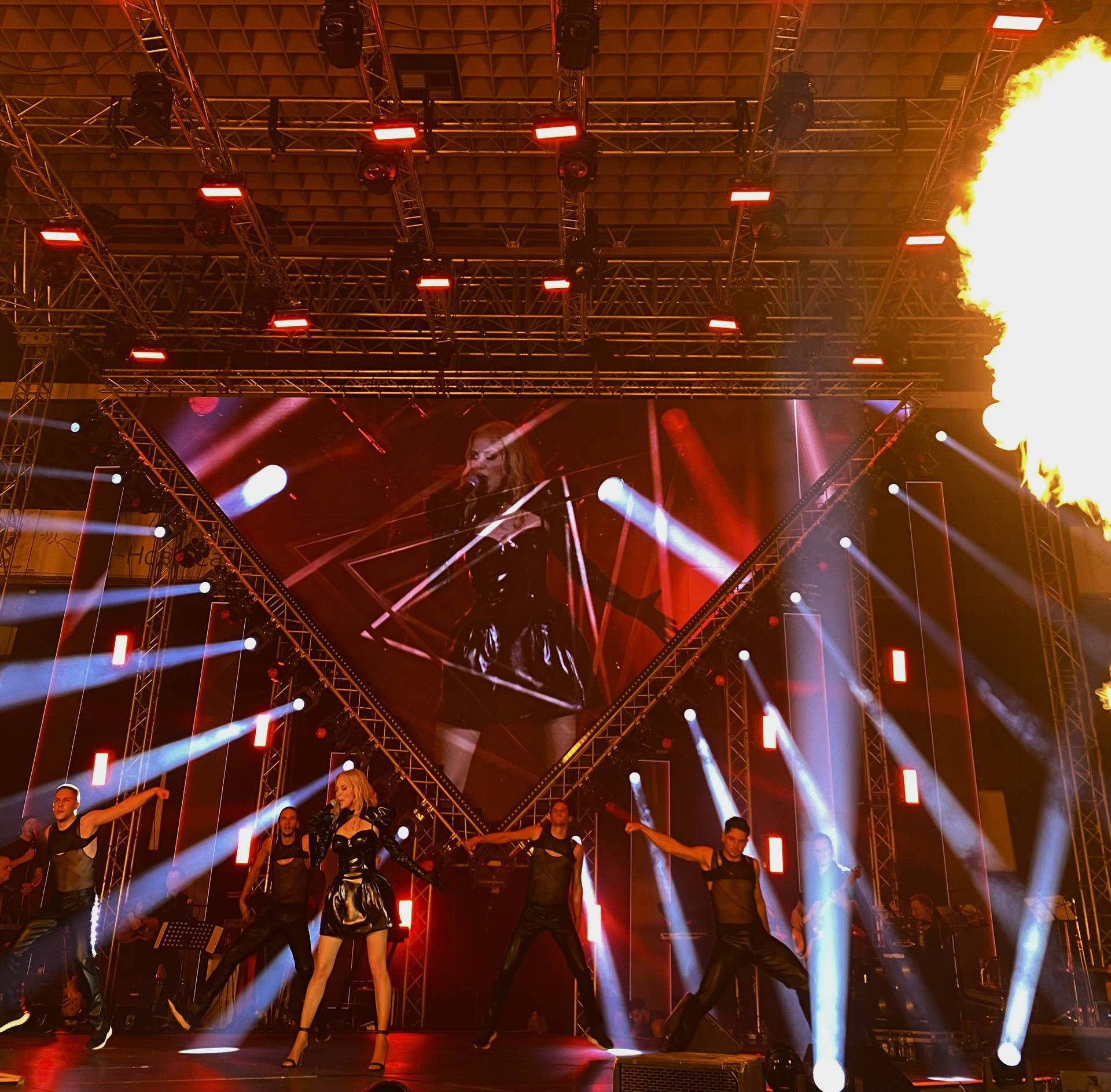 Jelena Rozga zabavljala publiku u Novom Sadu: Radila špagu u zraku, fanovi stigli s natpisima