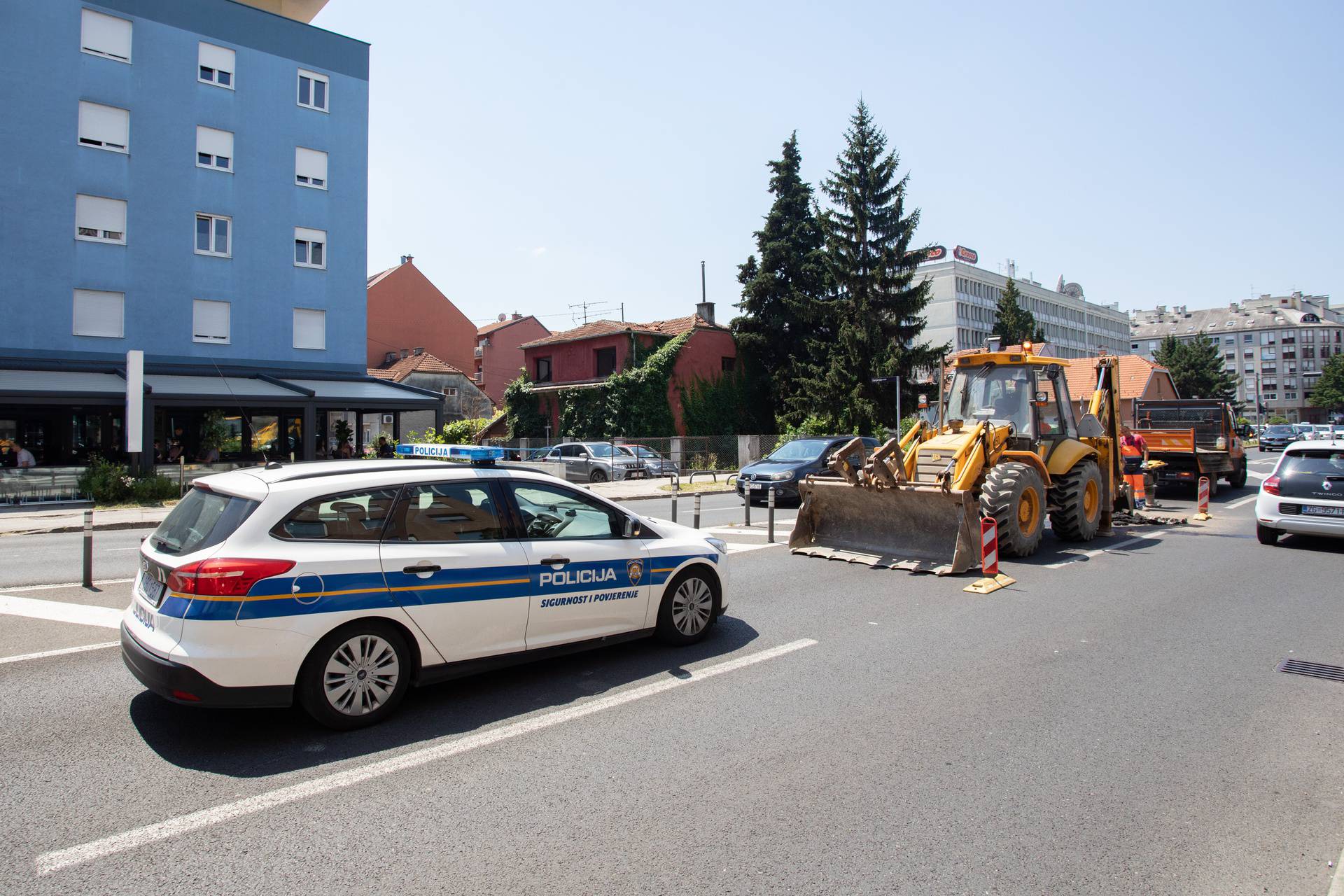 Vukovarska ulica u Zagrebu: Auto pao u rupetinu na cesti!