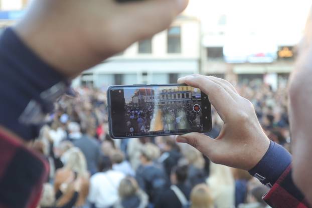 Građani Osijeka okupili se u čast pjevača Halida Bešlića