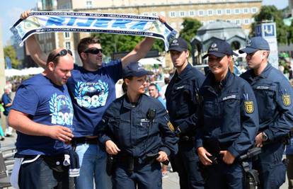 Armada okupirala Stuttgart: Smirivala ih hrvatska policajka