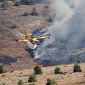 Dva Airtractora gase požar kod Poljica, jedan helikopter gasio požar u Biteliću kod Sinja