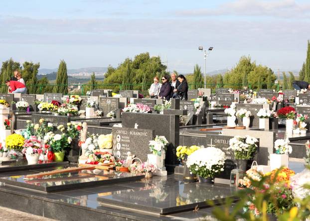 Šibenik: Na blagdan Svih svetih gra?ani posje?uju grobove svojih najmilijih