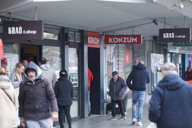 
Zagreb: Gužve na autobusnom kolodvoru ispred rijetko otvorenih dućana i pekarnica u gradu