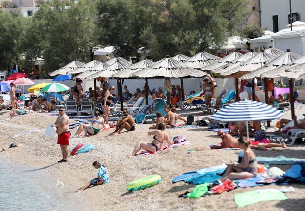Plaže u Primoštenu pune su kupača