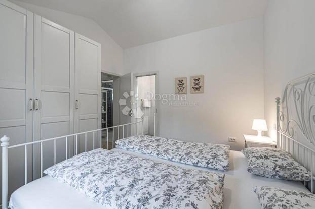 FOTO Pogledajte šarmantnu vilu u Labinu. Košta manje od pola milijuna eura, a ima i bazen