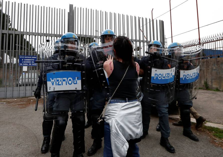 Totalni kaos u Italiji: Ispred zatvora mlate se s policijom