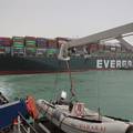 Sueski kanal: Nasukani brod i dalje blokira promet, poremetio je svjetske lance nabave