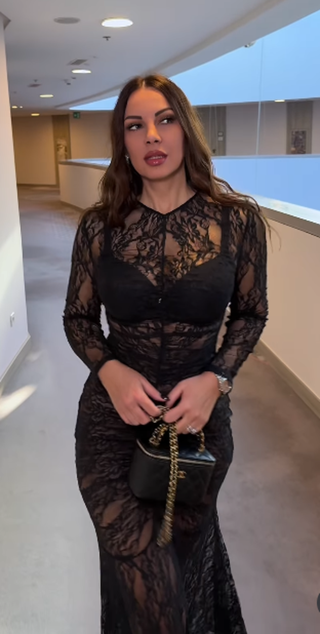 FOTO Jao, Žanamari! Pokazala crne tangice u čipkastoj haljini