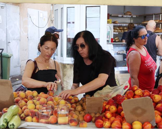 Šibenik: Bogata ponuda vo?a i povr?a na gradskoj tržnici