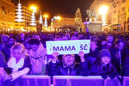 FOTO Doček Nove na Trgu bana Jelačića: DJ Mrle na mikseti, a u publici je i Marica Barišić s Vira