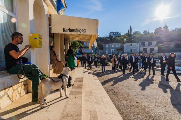 Drvenik Veli: Predsjednik Zoran Milanović položio je vjenac na spomen obilježju “Majka Domovina”