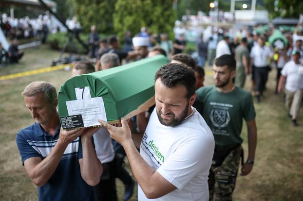 Potočari: Tabuti izneseni u mezarje Memorijalnog centra, te su pripremljeni za sutrašnji masovni ukop