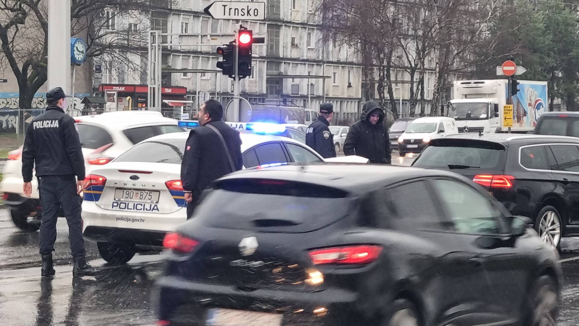 VIDEO Kod Velesajma razbijen policijski auto, čitatelj 24sata: 'Vidio sam trenutak nesreće'