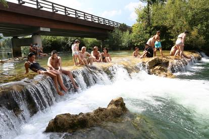Duga Resa: Brojni građani nedjeljno poslijepodne iskoristili na rijeci Mrežnici