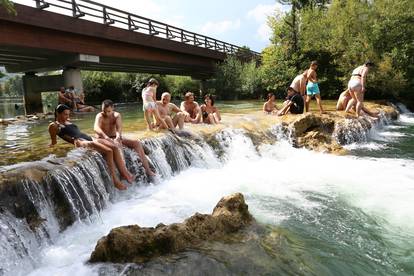 Prekrasno kupalište u Dugoj Resi u nedjelju je bilo prepuno