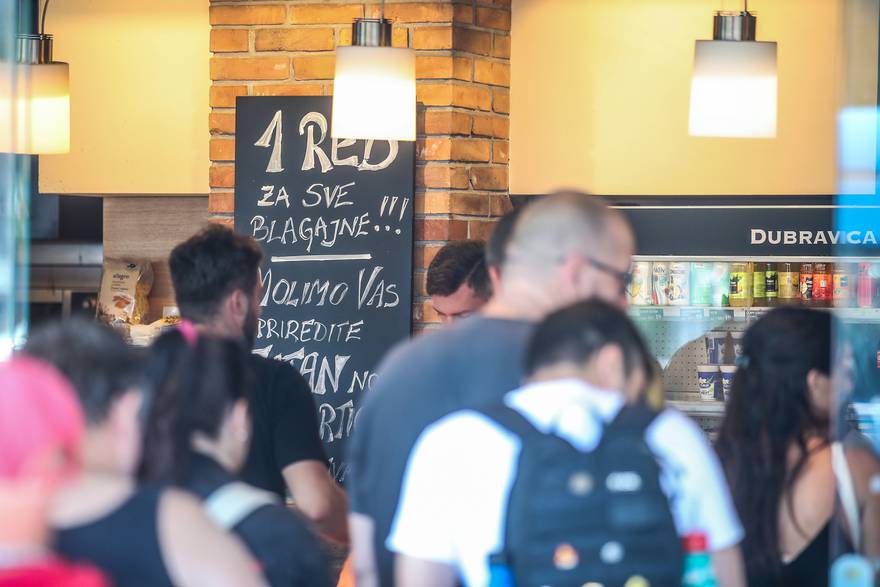 Zagreb: Velika gužva ispred pekare na Autobusnom kolodvoru koja je otvorena na Veliku Gospu