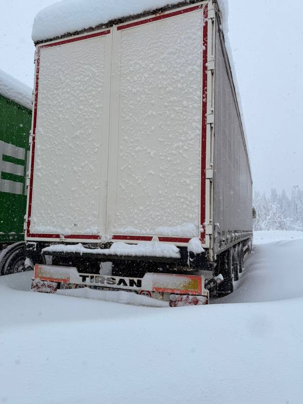 FOTO Gusti snijeg zatrpao Liku i Gorski kotar: Nestalo je struje!