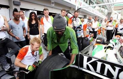 Black Eyed Peas mijenjali gume u boksu Formule 1