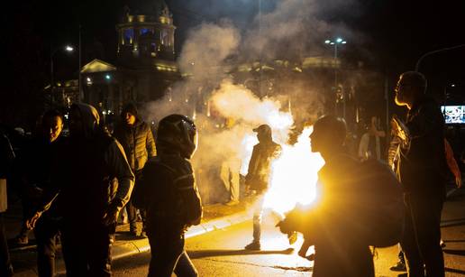 Kaos u Beogradu: &Cacute;aci napali gra&dstrok;ane, bacali su topovske udare! Uhi&cacute;en biv&scaron;i ko&scaron;arka&scaron;