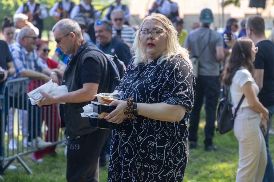 Osijek. Podjela graha na lijevoj obali Drave na Praznik rada