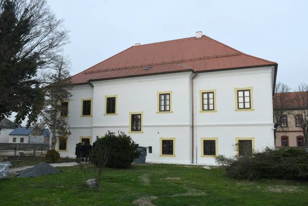 Sisak: Sisački biskup Vlado Kosić blagoslovio je župnu kuću, danas čuvaonicu župe sv. Marije Magdalene u Selima