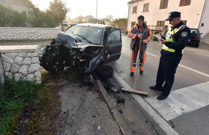 Udarila Fordom u ogradu i zid, motor od siline udarca ispao...