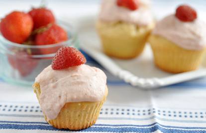 Desert koji će svi jesti: Mini cupcakes s vanilijom i jagodama