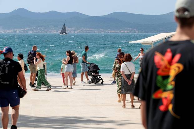 Zadar: Veliki valovi na rivi oduševili turiste 